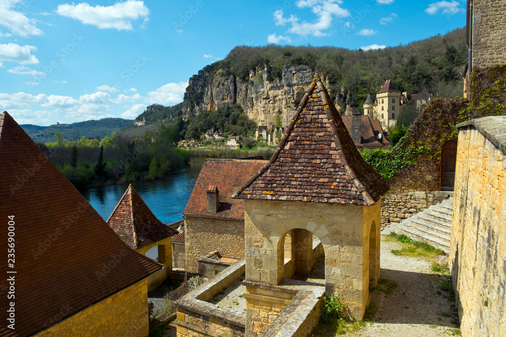 Picturesque honeypot village of La Roque-Gageac is built under the cliffs beside the Dordogne River in Dordogne, Nouvelle Aquitaine, France. 