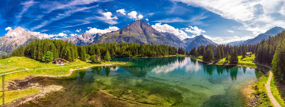 Fototapeta premium Arnisee z Alpami Szwajcarskimi. Arnisee to zbiornik wodny w kantonie Uri w Szwajcarii w Europie