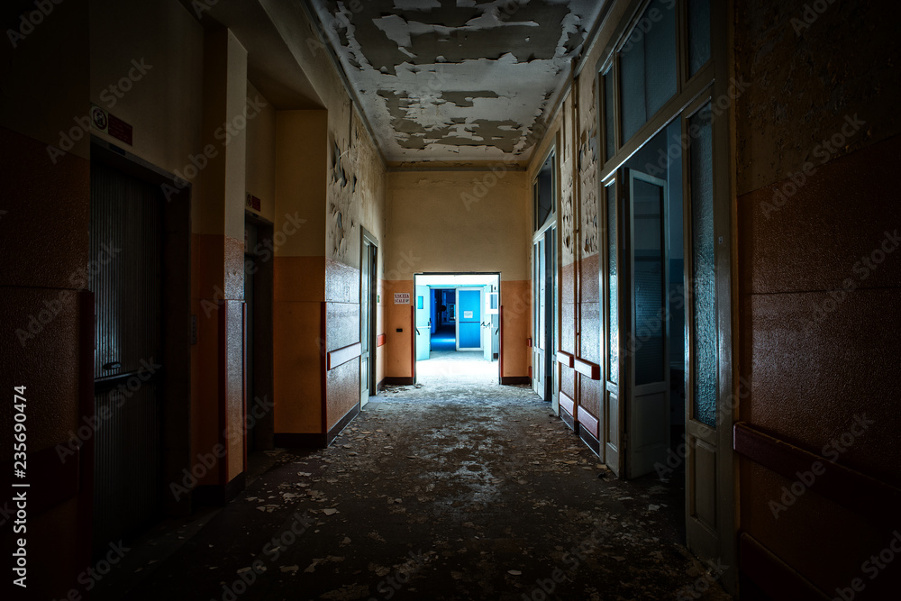 Il corridoio dell'ospedale abbandonato.