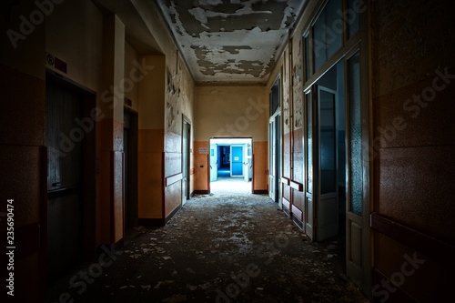 Il corridoio dell ospedale abbandonato.