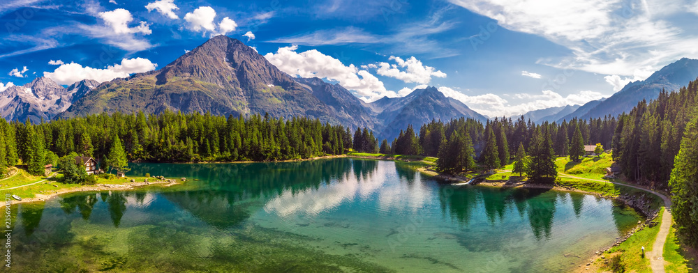 Obraz premium Arnisee z Alpami Szwajcarskimi. Arnisee to zbiornik wodny w kantonie Uri w Szwajcarii w Europie