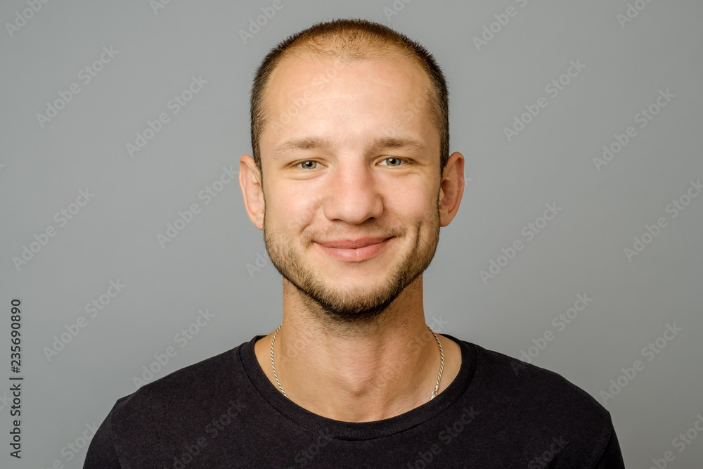 Obraz premium Portrait of smiling young man looking at camera