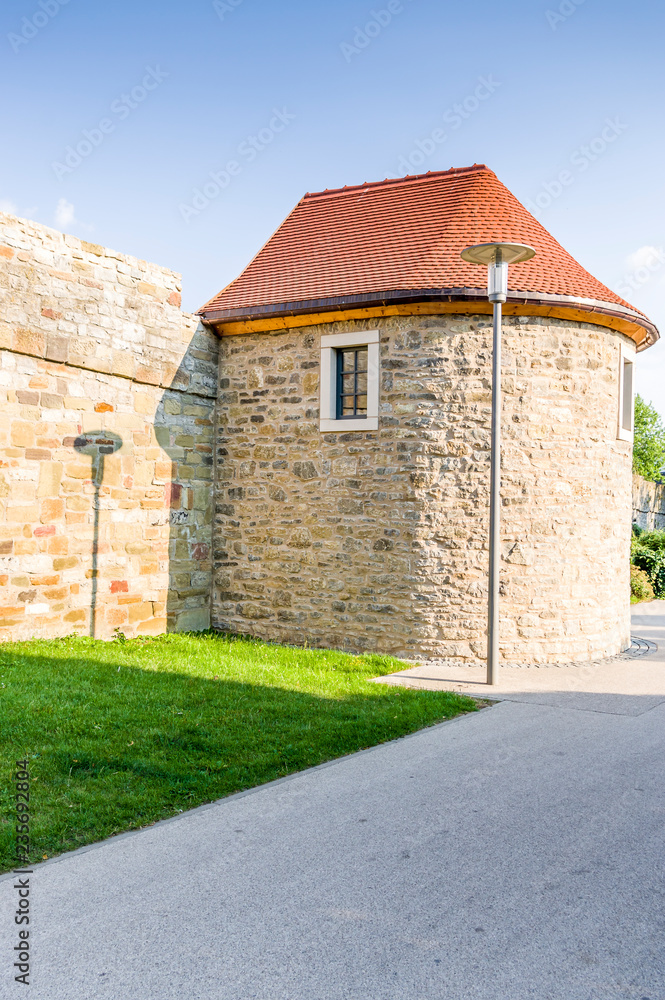 Fototapeta premium Mittelalterliche Stadtmauer mit Wehrturm und angrenzendem Park in der Stadt Schweinfurt