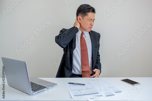 Foto Man is office syndrome.