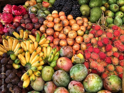 Fototapeta Naklejka Na Ścianę i Meble -  Tropikalne owoce