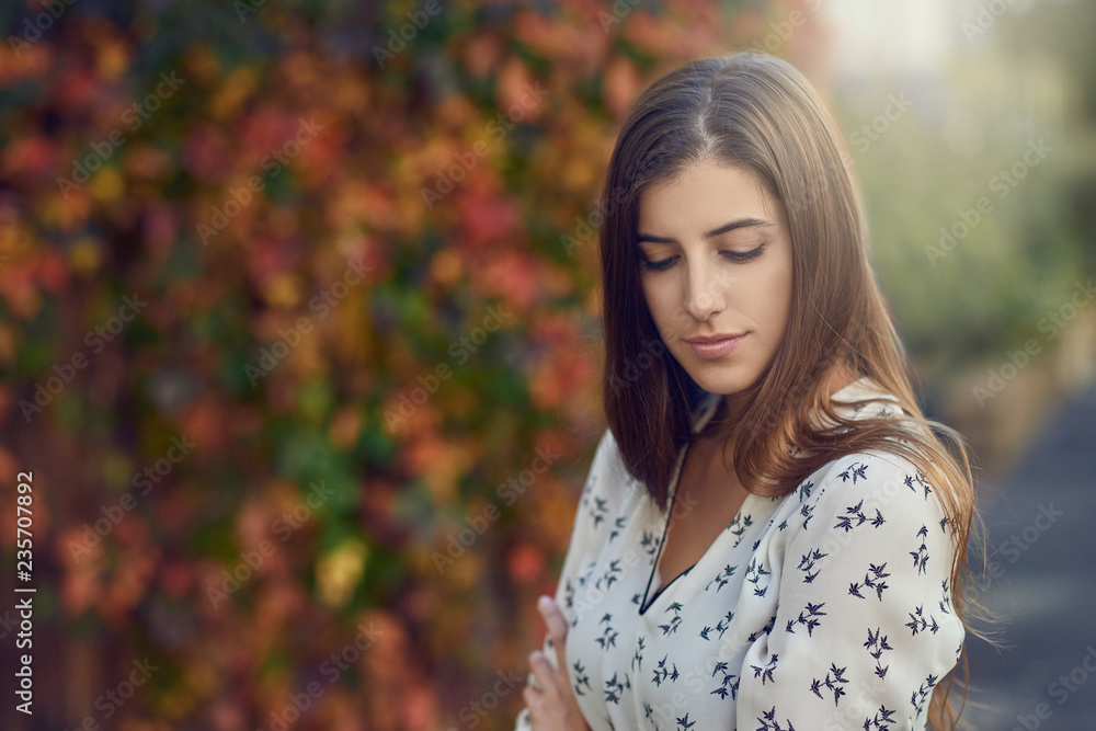 Nachdenkliche junge Frau im Herbst Nachdenkliche junge Frau im Herbst