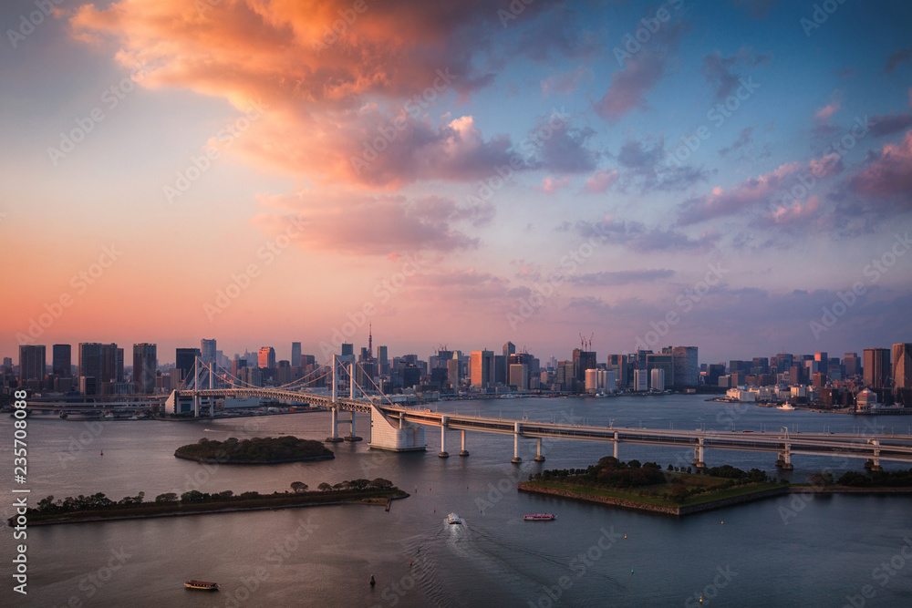 Naklejka premium Tokio linia horyzontu z Tokio wierza i tęcza mostem przy zmierzchem w Japonia