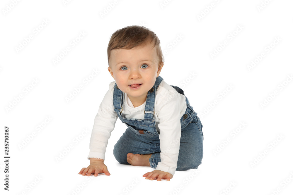 Baby krabbelt über einen weißen Boden Baby krabbelt über einen weißen Boden