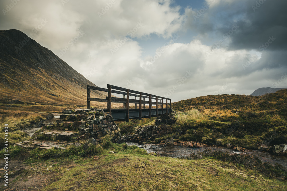 Fototapeta premium Paysage d'écosse dans les highlands avec un pont Rannoch Moor