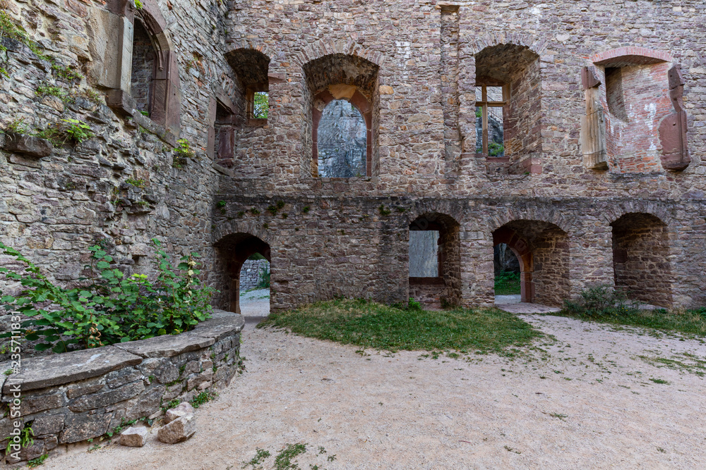 Fensterreihe in einem alten Schlosshof