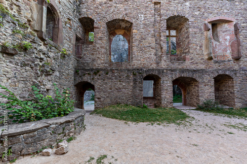 Fensterreihe in einem alten Schlosshof © Mr.Stock