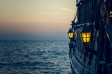 Plexiglas schilderij Schip Houten piratenschip in romantisch avondlicht  © Artem Kniaz