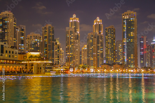 Skyline von Dubai in der Nacht als Nachtaufnahme