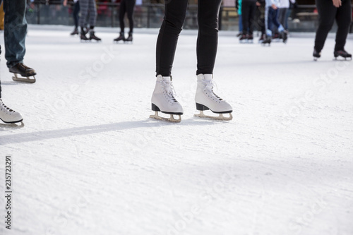 Ludzie na łyżwach na lodowisku