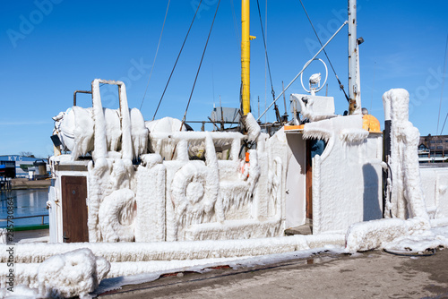 Fischtrawler im Hafen nach einem Herbssturm photo