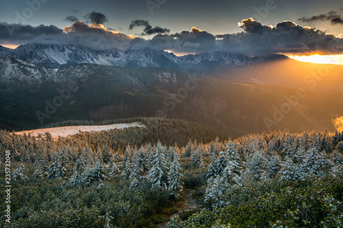 Zachód słońca widziany z Grzesia w Tatrach Zachodnich.