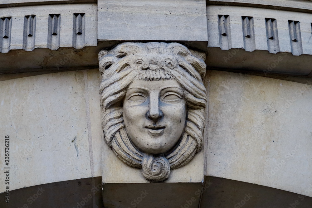 visage sculpté sur façade de pierre