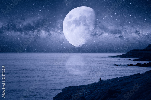 Noche en el mar con luna y estrellas