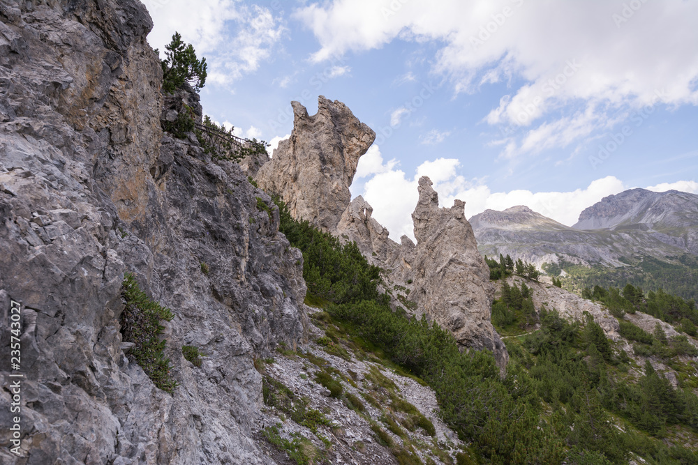 Besteigung des Piz Daint vom Ofenpass, vorbei am Il Jalet über den Westgrad auf den Gipfel (2968m) und zurück. Bizarre Steinsformation.
