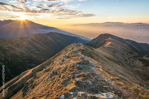 Obraz na płótnie Tatry Zachodnie o wschodzie słońca widziane z Bystrej. w salonie