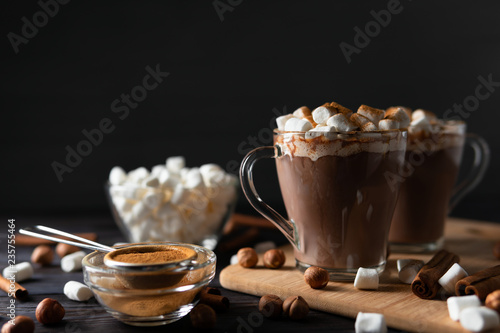 Obraz na plátně Hot drinks with marshmallows on cutting board between cinnamon