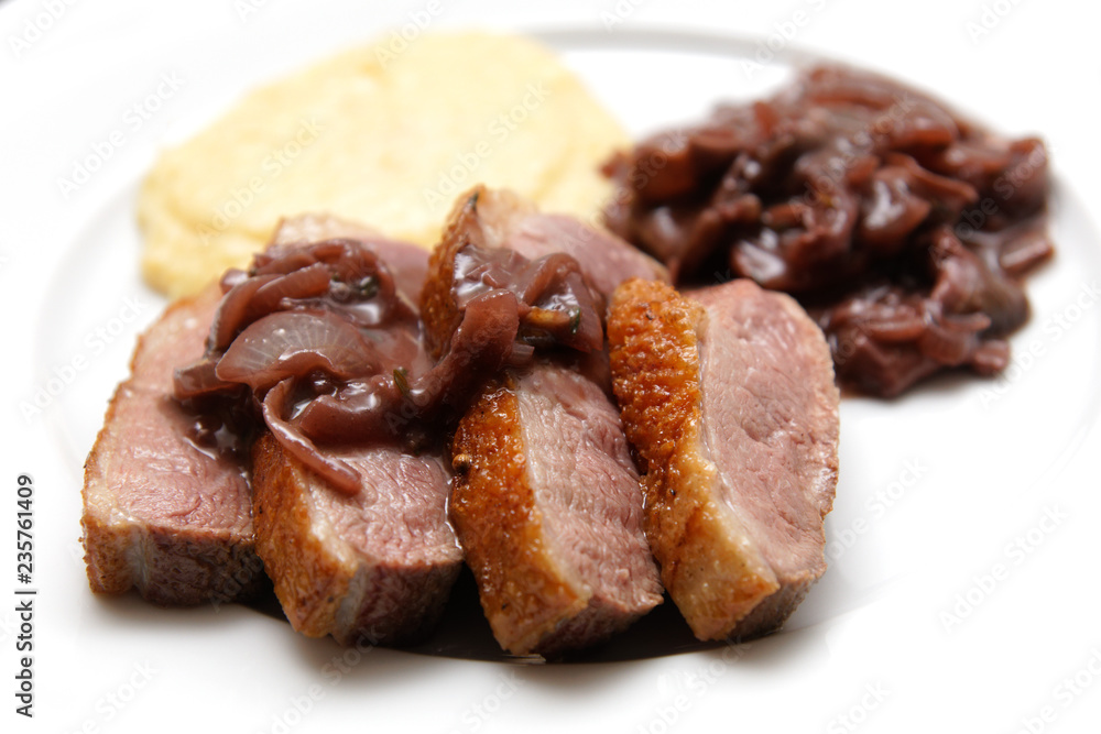 Entenbrust mit Kartoffelpüree und Rotwein-Zwiebelsosse Entenbrust mit Kartoffelpüree und Rotwein-Zwiebelsosse