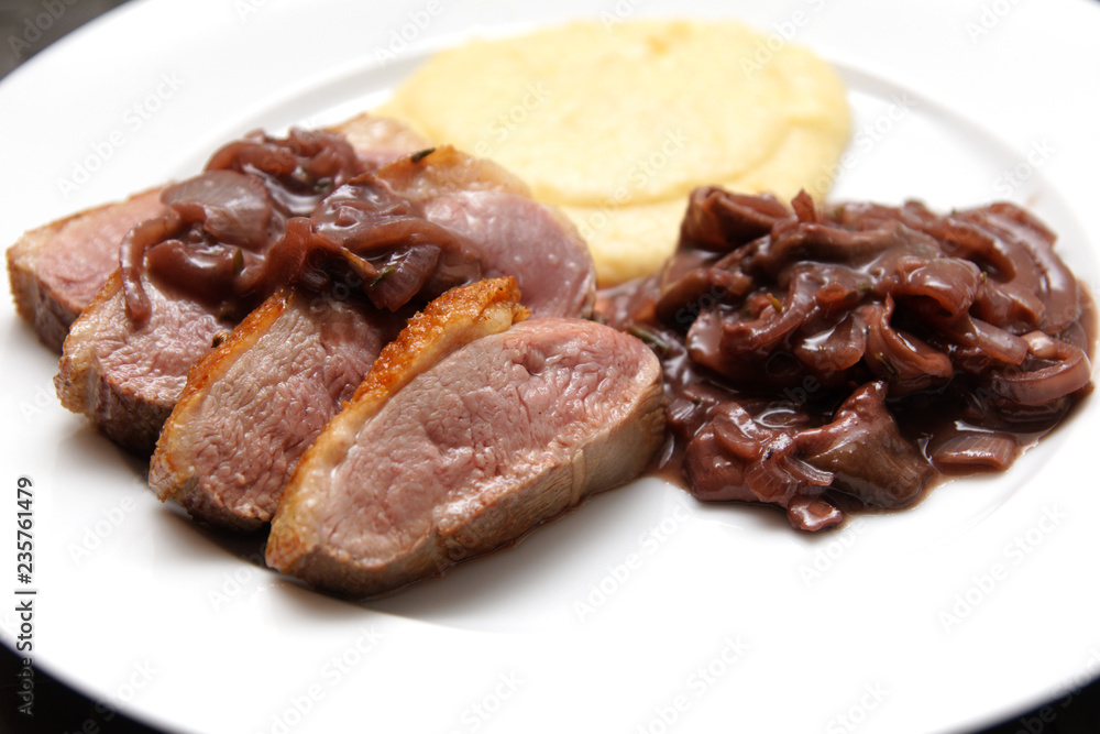 Entenbrust mit Kartoffelpüree und Rotwein-Zwiebelsosse Entenbrust mit Kartoffelpüree und Rotwein-Zwiebelsosse