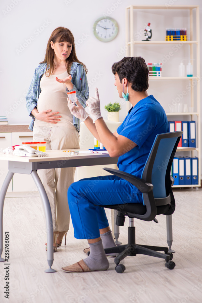 Obraz premium Pregnant woman visiting doctor for check-up