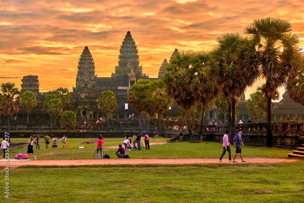 Naklejka premium SIEM REAP, KAMBODŻA - 13 grudnia 2014: Widok na Angkor Wat o wschodzie słońca, Park Archeologiczny w Siem Reap, Kambodża wpisanego na listę światowego dziedzictwa UNESCO
