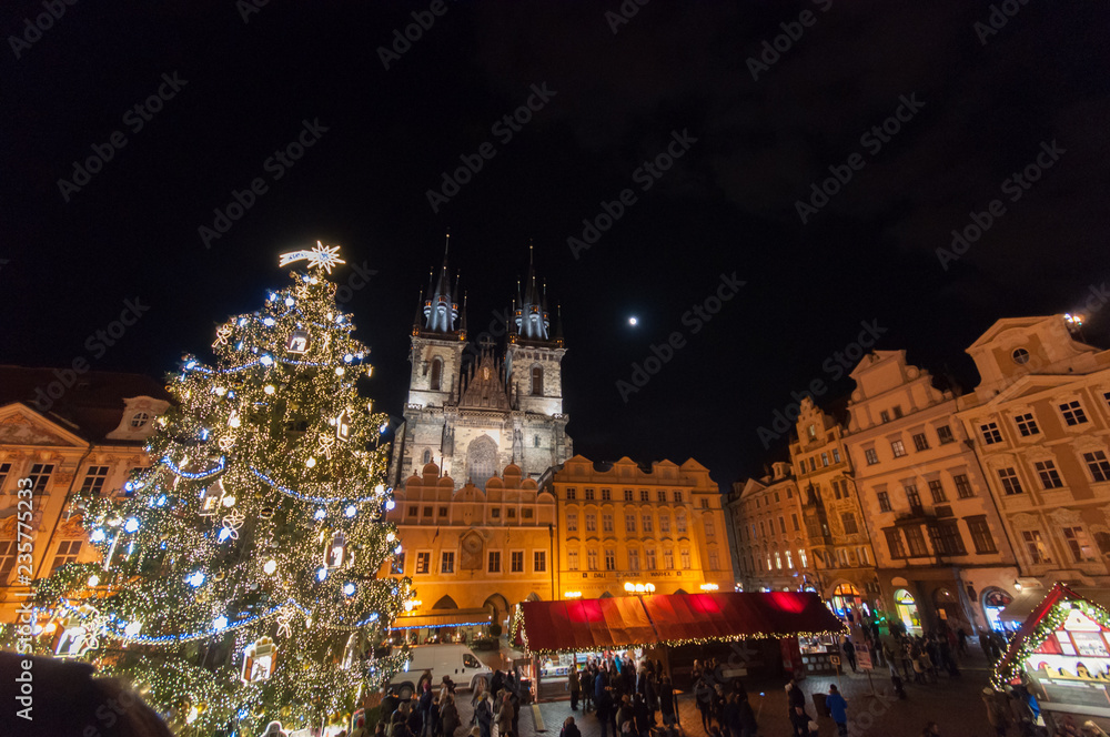 Obraz premium Christmas tree in old town square in Prague at night