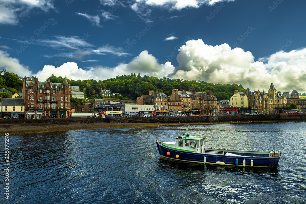 Obraz premium Vivid City Oban With Colorful Houses And Boats In Scotland