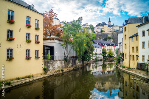 Fluss in Luxemburg mit Blick auf Altstadt