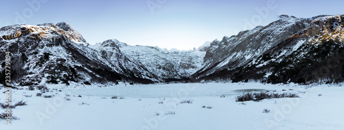 lago esmeralda congelado en invierno ushuaia argentina