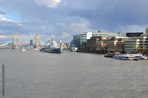 вид с Лондонского моста на Темзу, крейсер Белфаст и Тауэрский мост