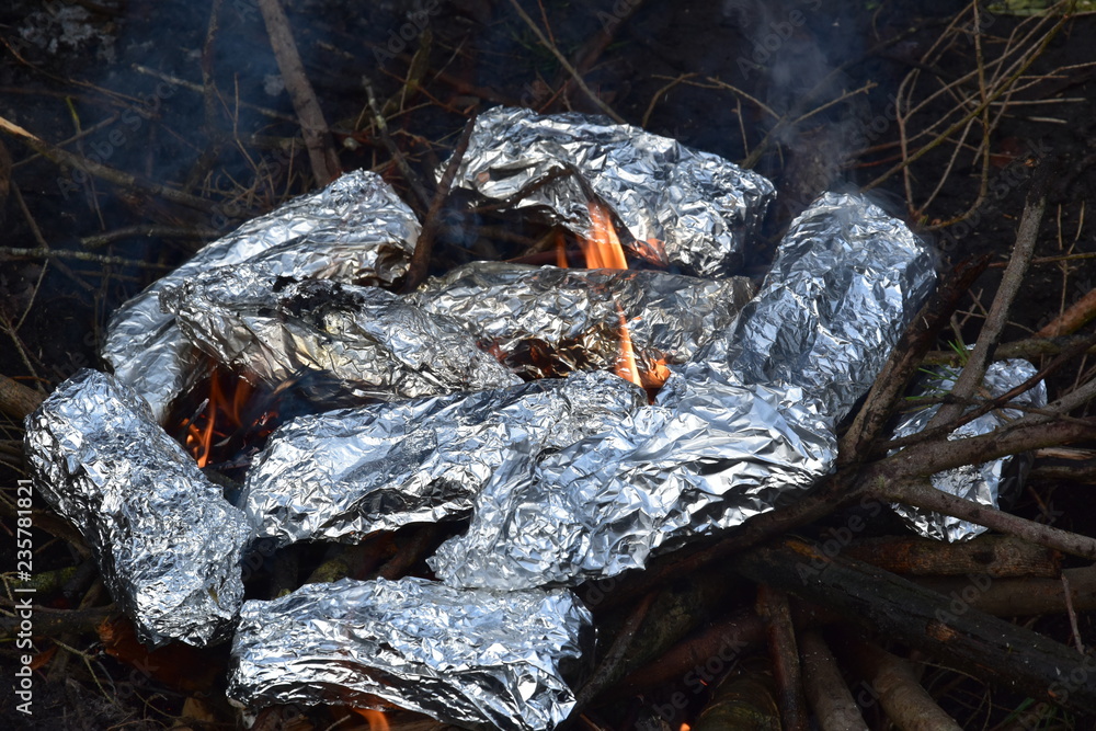 Fototapeta premium kiełbasa na ognisku