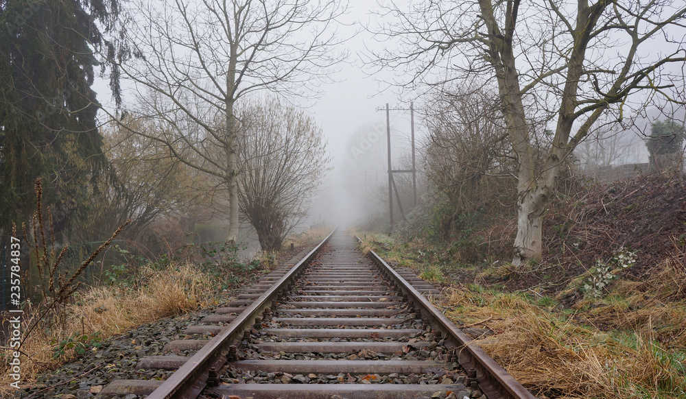 stillgelegte Bahngleise in Nebel stillgelegte Bahngleise in Nebel