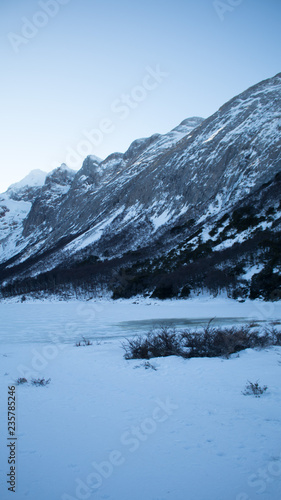 parte 5 de 5 del lago esmeralda argentina ( panorámica) lago congelado con nieve 
