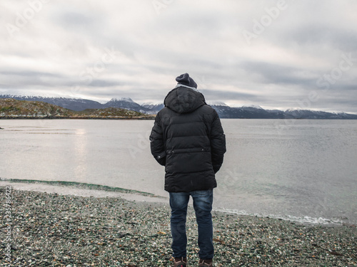 hombre de espaldas mirando desde la playa el océano Argentina