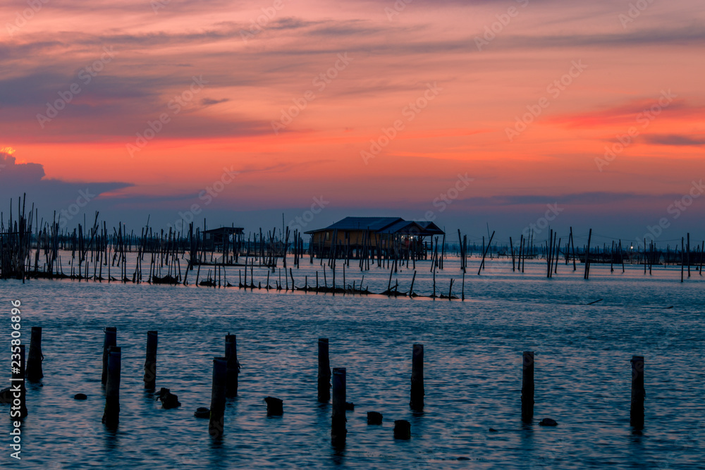 Twilight sky wallpaper in the evening, the natural background of the sea, and there are small lodges to live in fishing occupations. Twilight sky wallpaper in the evening, the natural background of the sea, and there are small lodges to live in fishing occupations.