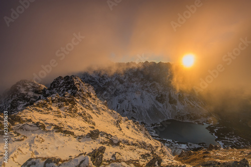 Fototapeta Naklejka Na Ścianę i Meble -  Zachód słońca w Tatrach ,widok ze Szpiglasowego Wierchu.