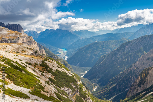 Blick von den Drei Zinnen zum Auronzosee, Dolomiten, Südtirol 