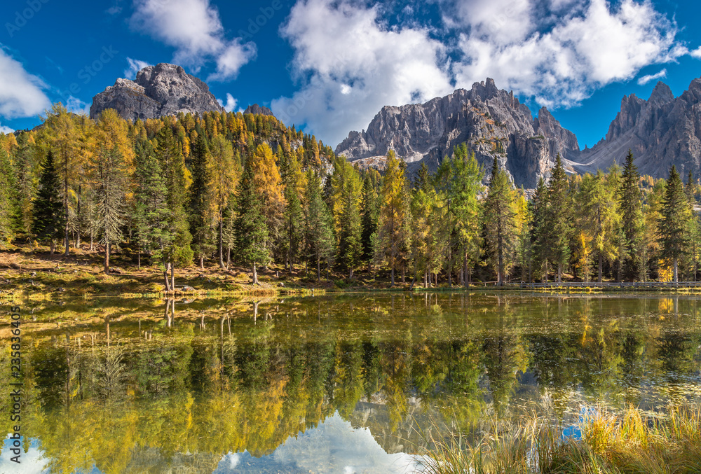Herbst am Antornosee unter den Cadinispitzen, Dolomiten, Südtirol Herbst am Antornosee unter den Cadinispitzen, Dolomiten, Südtirol