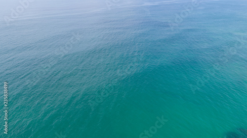 Widok z lotu ptaka drone pięknej powierzchni fali morskiej