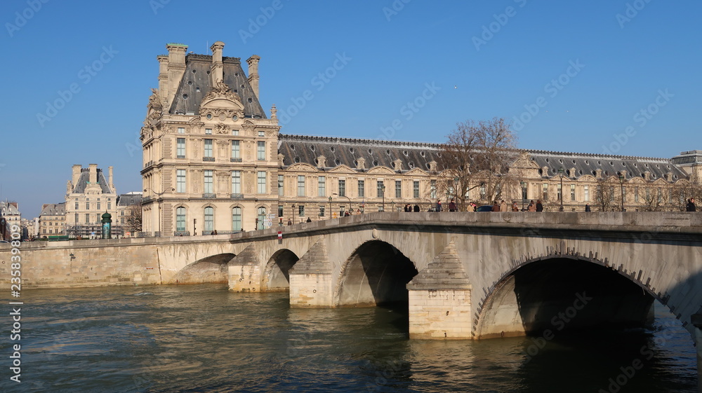 Paris, Pavillon de Flore du Palais du Louvre et Pont Royal sur la Seine (France)
