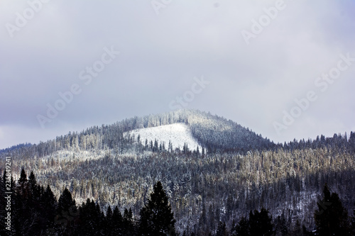 Fototapeta Naklejka Na Ścianę i Meble -  Winter mountain landscape. Mountains in the snow. The first snow in the mountains.