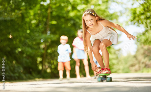 Fototapeta Naklejka Na Ścianę i Meble -  Mädchen hat Spaß beim Skateboard fahren