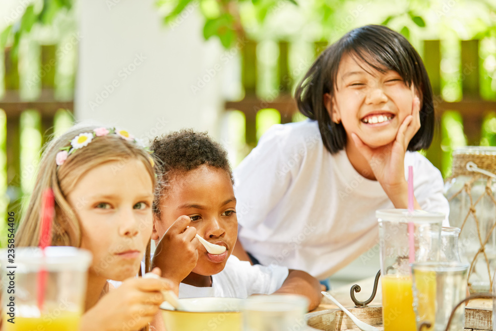 Kinder im internationalen Kindergarten frühstücken Kinder im internationalen Kindergarten frühstücken