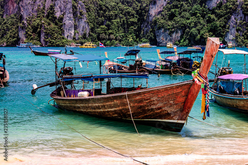 Obraz na płótnie Longboat docked on the shores of Phi Phi Island w salonie