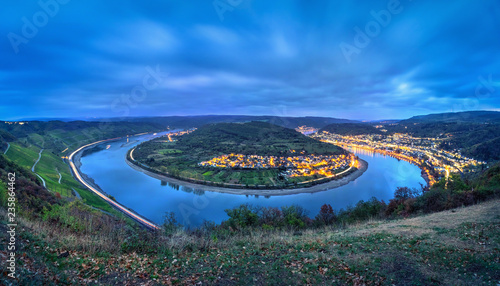 Bild auf Leinwand Picturesque bend of the Rhine river near the town Boppard at dusk, Germany, Rhin