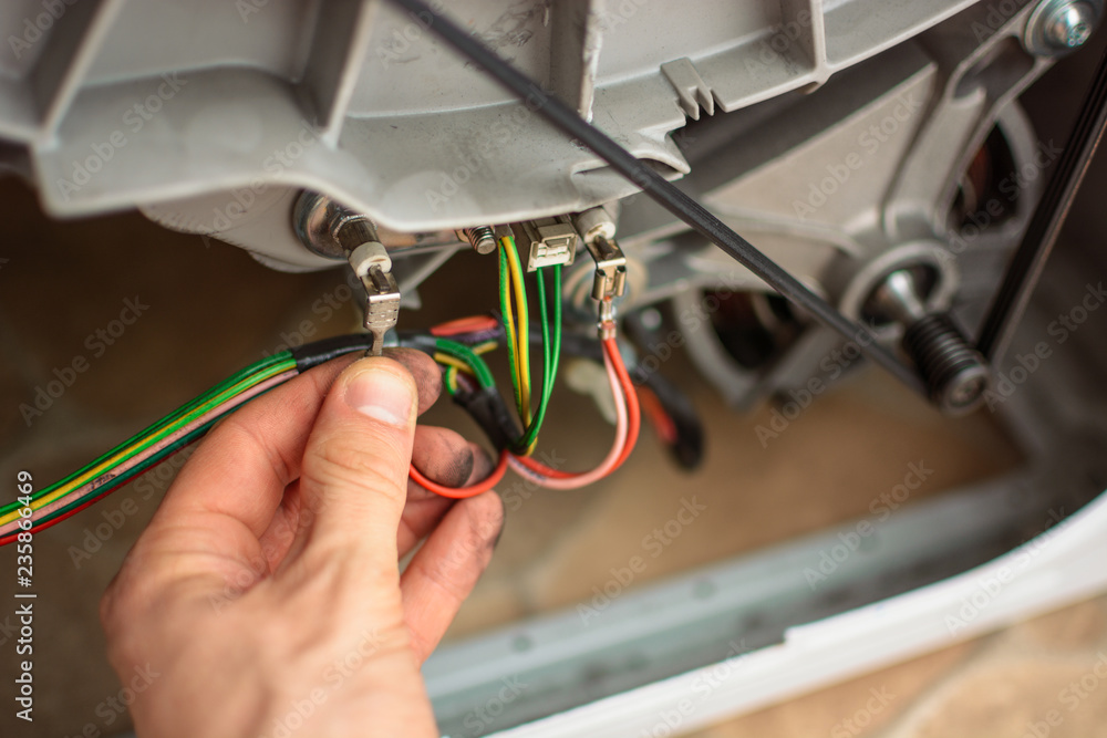 Obraz premium troubleshooting electrics in the washing machine